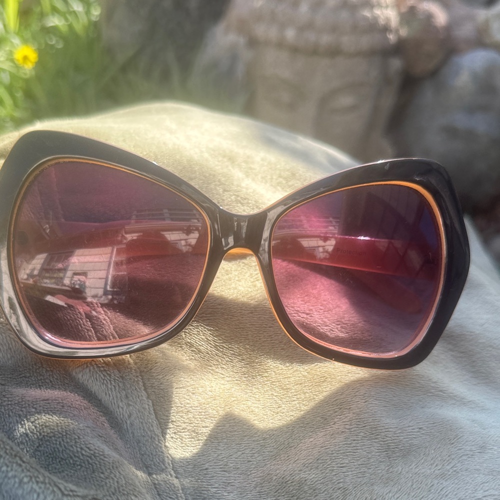 Women's Black Frame Sunglasses with Pink Gradient Lenses